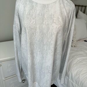 Mondetta Cream and Gray Reptile Print Crew Neck Top Size L